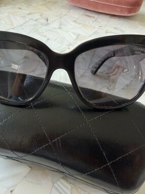 CHANEL Black Oversized Cateye Sunglasses with Gray Lenses